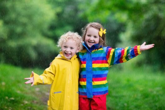 Børn i regntøj